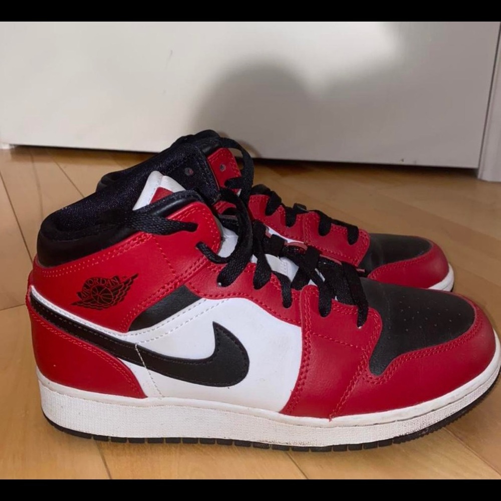 Authentic Air Jordan 1s mid 'Chicago black toe" youth size 6